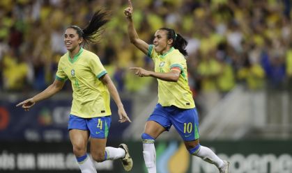 Marta comemora gol da Seleção Brasileira