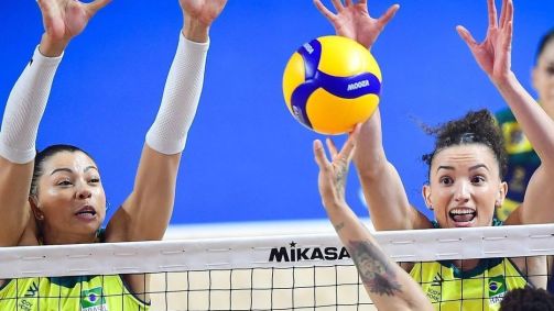 Carol e Gabi em lance de bloqueio na vitória contra a Turquia pela Liga das Nações