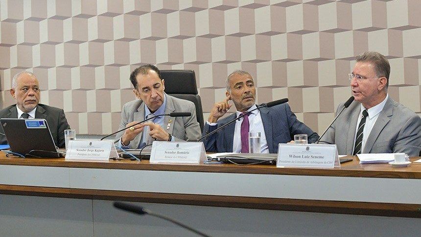 Wilson Seneme (à direita) em depoimento à CPI do Senado sobre manipulação de resultados no futebol