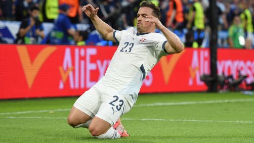 Shaqiri comemora gol de empate da Suíça contra a Escócia