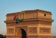 Paris 2024: Símbolo paralímpico é colocado no Arco do Triunfo