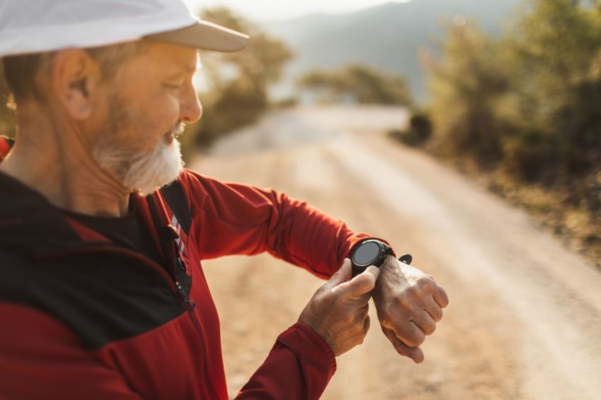 Estudo mostra que relógios inteligentes (smartwatches) podem ajudar no monitoramento da progressão do Parkinson em estágio inicial / Oleg Breslavtsev/GettyImages