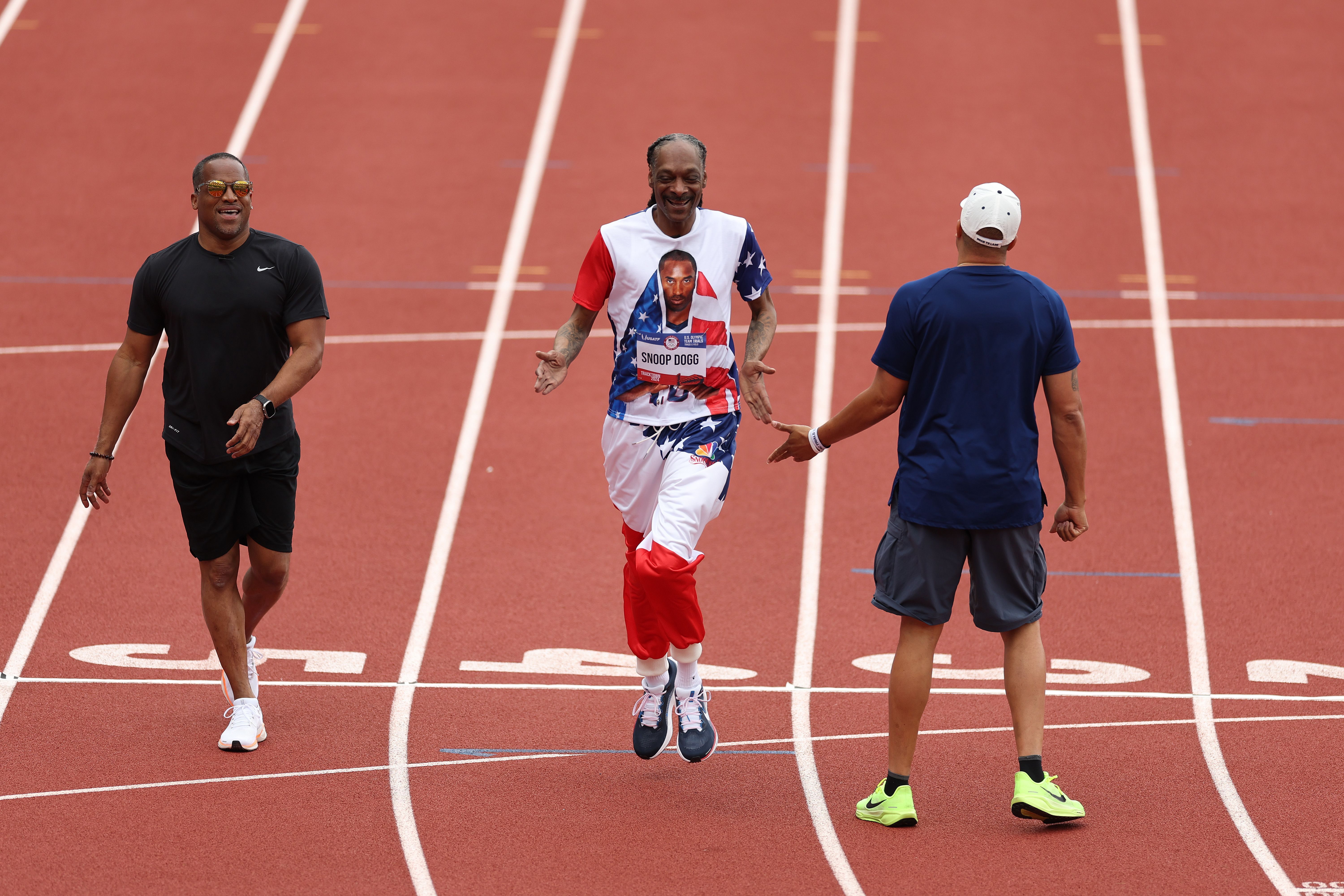 Snoop Dogg cumprimenta Wallace Spearmon (bicampeão dos EUA) e Ato Boldon (medalhista olímpico) após correr prova de 200m rasos