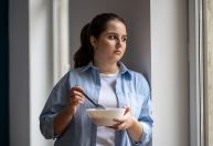 Solidão pode piorar hábitos alimentares de mulheres jovens, revela estudo