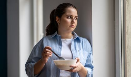 Solidão pode piorar hábitos alimentares de mulheres jovens, revela estudo