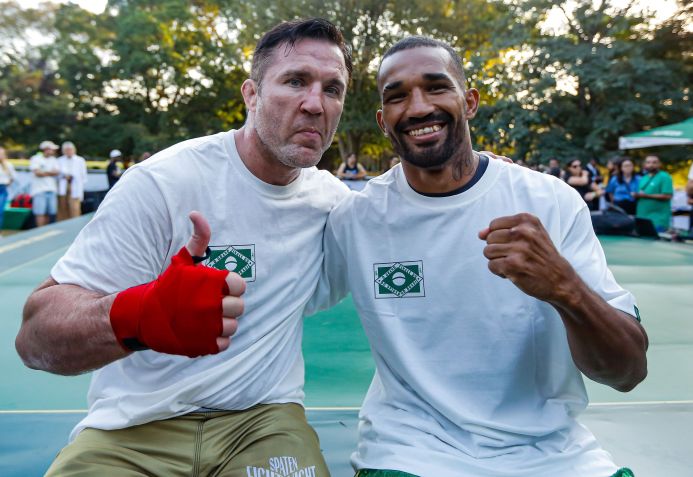 Chael Sonnen e Esquiva Falcão em treino aberto nesta terça-feira (11) / Wander Roberto/Inovafoto