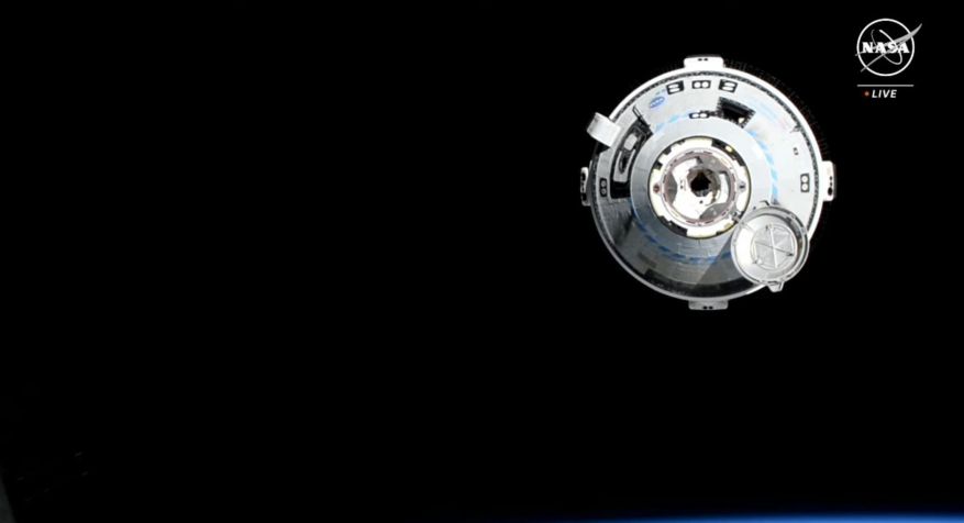 Espaçonave Starliner em aproximação com a estação espacial internacional (ISS) no início de junho / Reprodução/Nasa