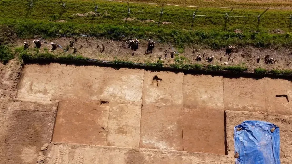 Vista aérea do local na França onde as pesquisas procuram os restos mortais da tripulação caída / Reprodução: CNN Internacional