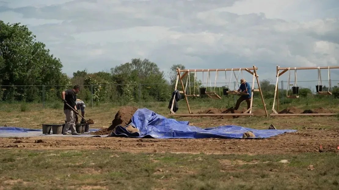 Equipes que trabalham nas escavações levam como missão "não deixar nenhum homem para trás" / Reprodução: CNN Internacional