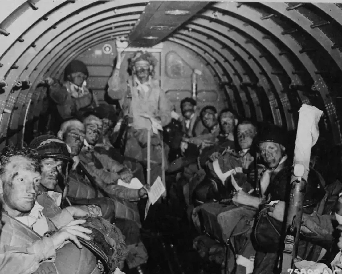 Paraquedistas norte-americanos dentro de um C-47 na Segunda Guerra Mundial / Serviço de Distribuição de Informação Visual da Defesa