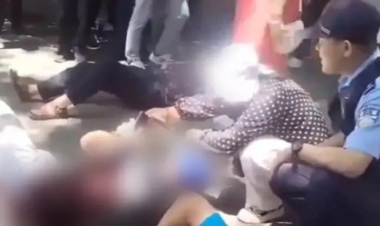 Vítimas de ataque são vistas deitadas no chão no Parque Beishan, Jilin, China, na segunda-feira, 10 de junho. A CNN desfocou áreas da imagem para ocultar as identidades e os ferimentos gráficos
