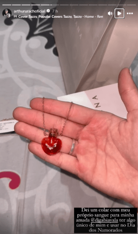 O DJ colocou seu sangue dentro de um colar e o entregou para sua parceira / Instagram/Reprodução
