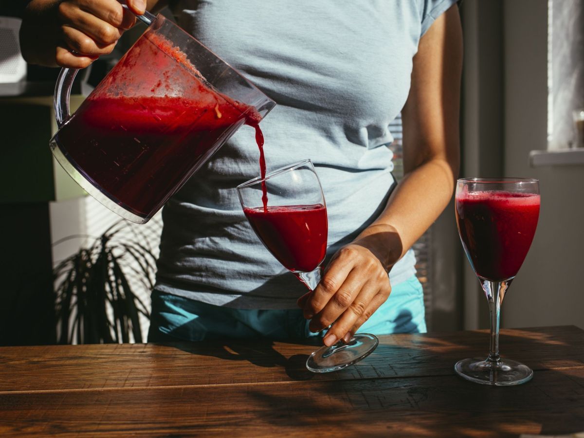 Suco de bebida traz benef&iacute;cios para o cora&ccedil;&atilde;o na p&oacute;s-menopausa, diz estudo | CNN Brasil