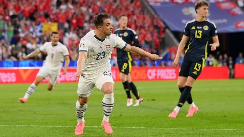 Shaqiri comemora gol de empate da Suíça contra a Escócia