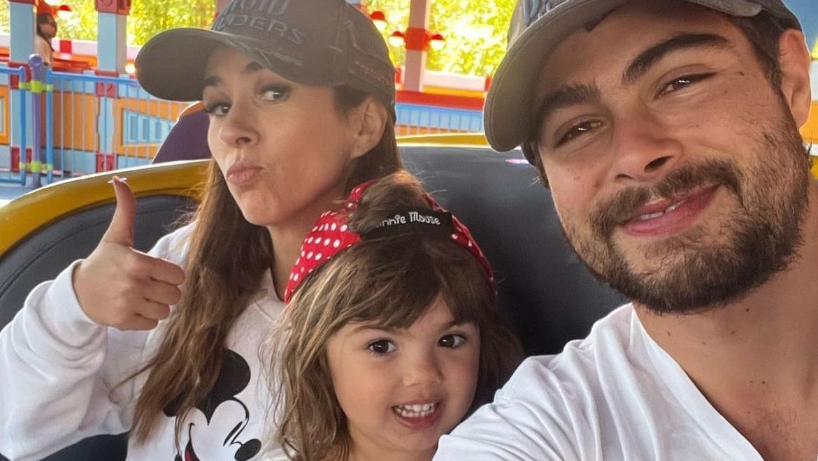 Tatá Werneck e Rafa Vitti juntos com a filha Clara Maria