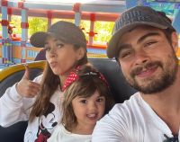 Tatá Werneck brinca que já pode dividir sapatos com Clara Maria, de 5 anos