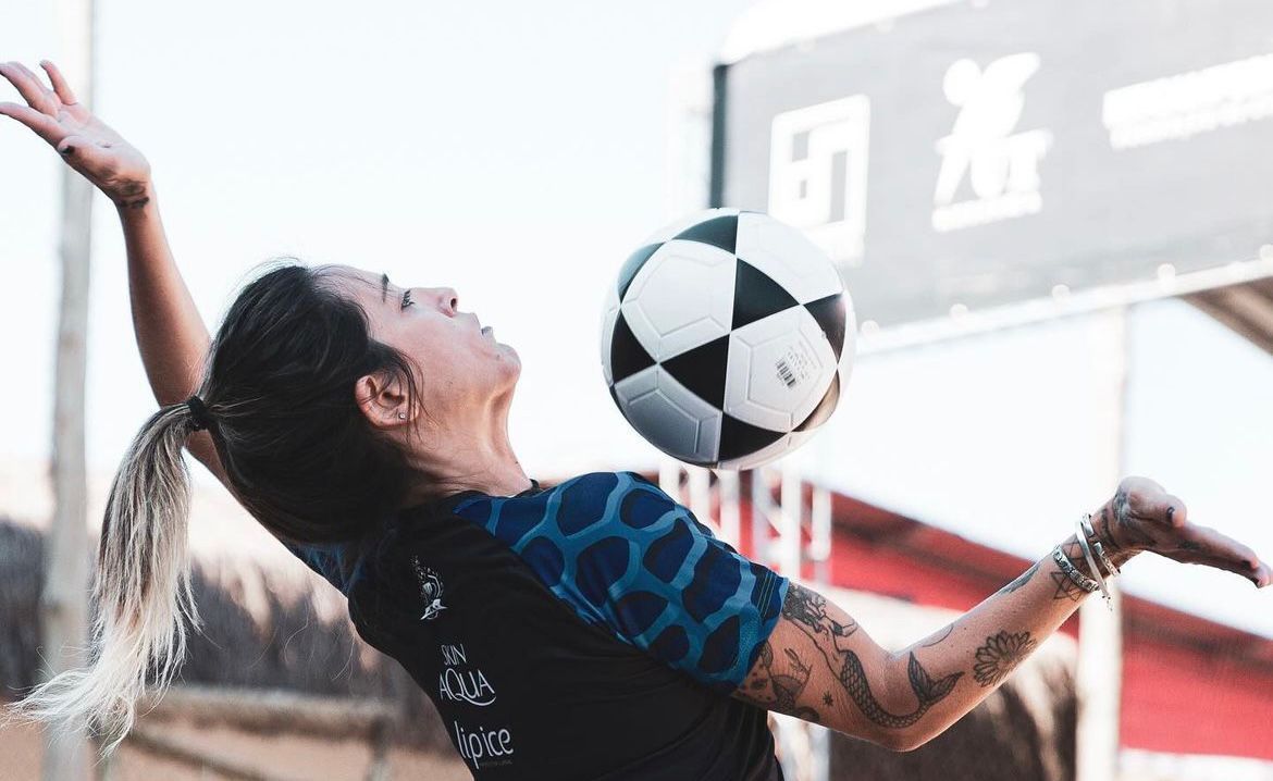 Tati Dias pratica futevôlei / Instagram/Tati Dias