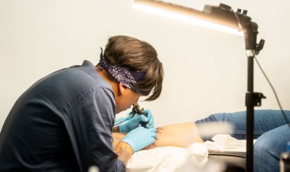 Estudo aponta possível ligação entre tatuagens e linfoma; especialistas pedem mais dados