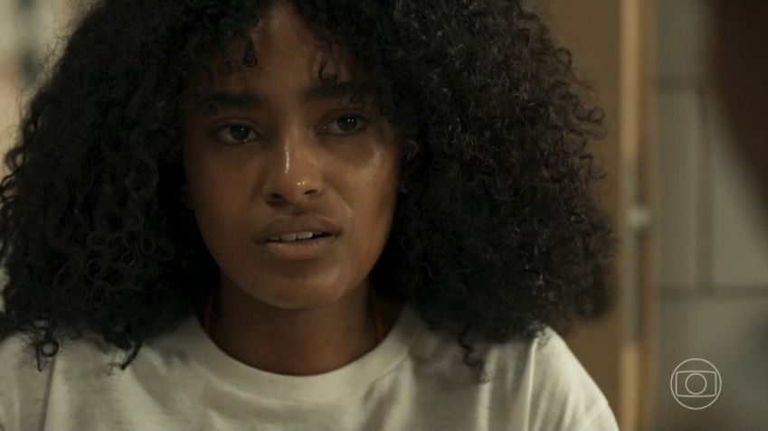 Teca (Lívia Silva) dará a luz à Cacau, uma criança intersexo / Reprodução/Globoplay