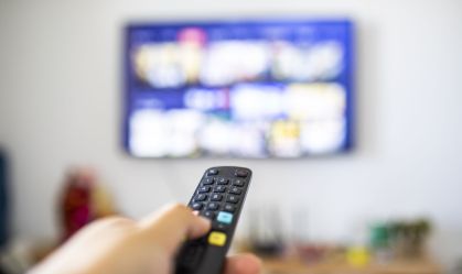 TV conectada ultrapassa celular no consumo de YouTube no Brasil; entenda