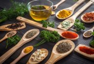 Veja 7 temperos que podem ajudar a diminuir o consumo de sal