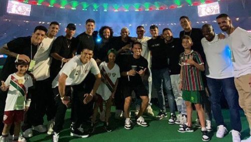 Thiago Silva com o elenco do Fluminense em sua apresentação no Maracanã