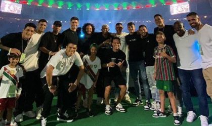 Thiago Silva com o elenco do Fluminense em sua apresentação no Maracanã