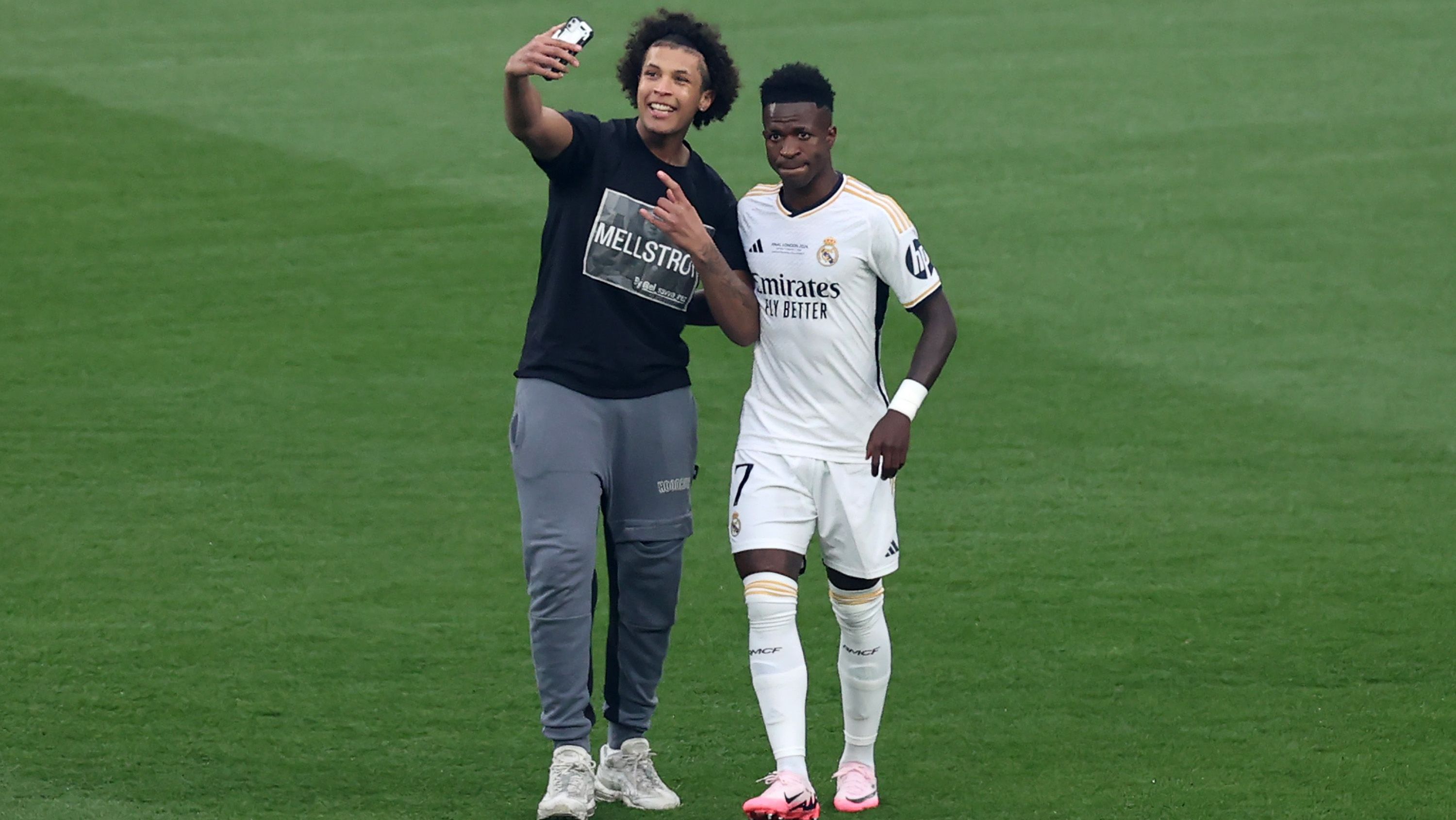 Torcedor invade o campo e consegue tirar foto com Vini Jr