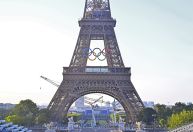 Paris instala anéis olímpicos na Torre Eiffel; veja imagens