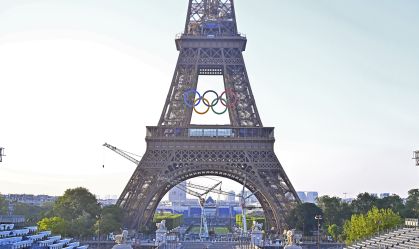 Anéis olímpicos foram instalados na Torre Eiffel