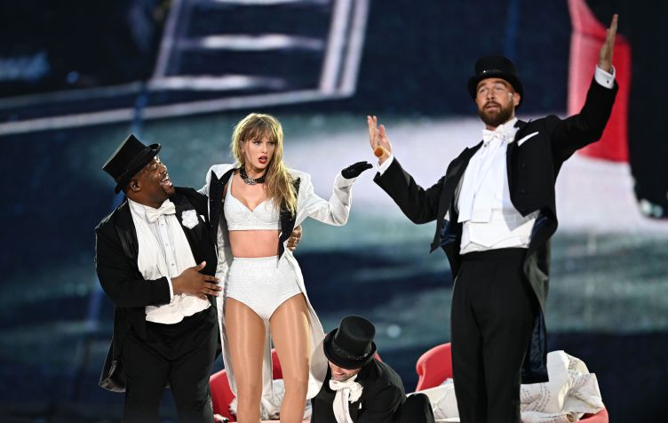 Travis Kelce sobe ao palco ao lado de Taylor Swift durante show em Londres neste domingo (23) • Gareth Cattermole/TAS24/Getty Images for TAS Rights Management