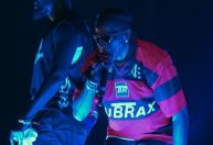 Rapper Travis Scott faz show com camisa do Flamengo; veja o vídeo