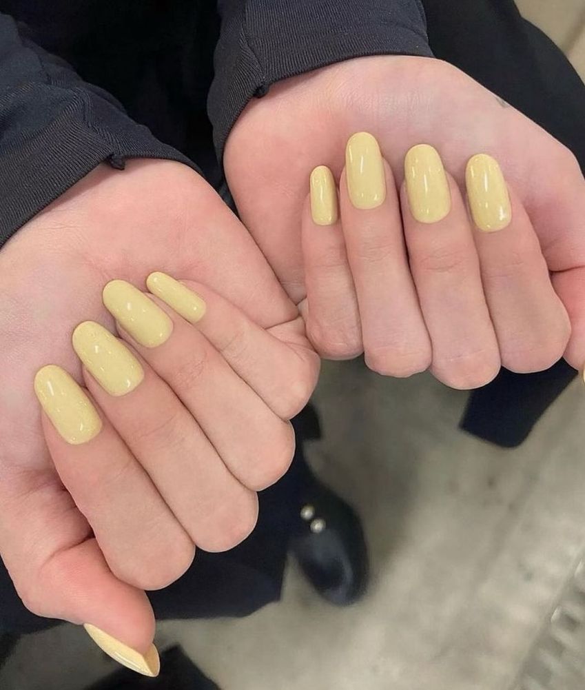 Selena Gomez com unhas "amanteigadas" / Reprodução/Tom Bachik/Instagram