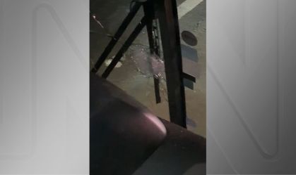 ônibus atingido durante assalto a carro-forte
