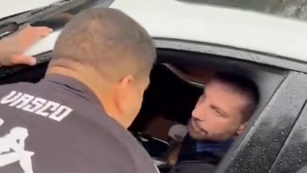 Pedrinho é cobrado na chegada ao CT do Vasco