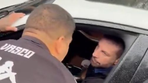 Pedrinho é cobrado na chegada ao CT do Vasco