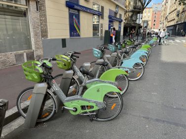 O principal serviço de bicicleta compartilhada de Paris é a Vélib