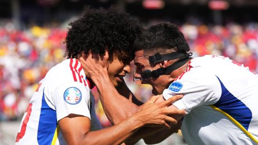 Eduard Bello, autor do gol da virada da Venezuela, comemora com Yordan Osorio