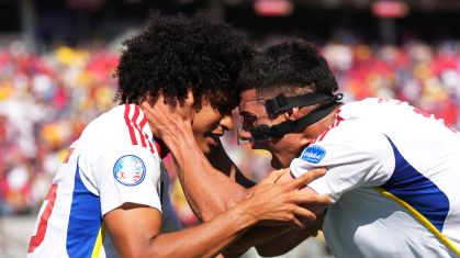 Eduard Bello, autor do gol da virada da Venezuela, comemora com Yordan Osorio