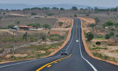 Trecho da Rodovia BR-316 em Alagoas: revisão do carro garante viagem mais segura