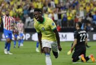 Com gols de Vini Jr., Brasil goleia Paraguai e encaminha vaga na Copa América