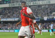 Gre-Nal em Curitiba: Inter vence Grêmio e mantém rival no Z4 do Brasileirão