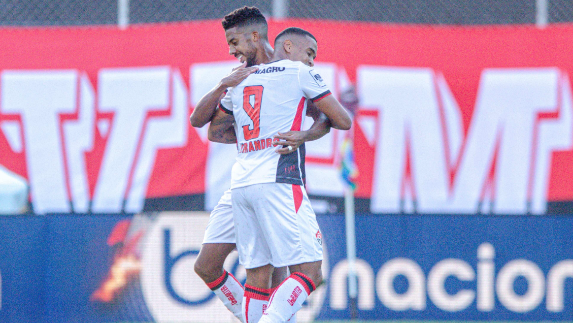 Jogadores do Vitória comemoram gol contra o Internacional