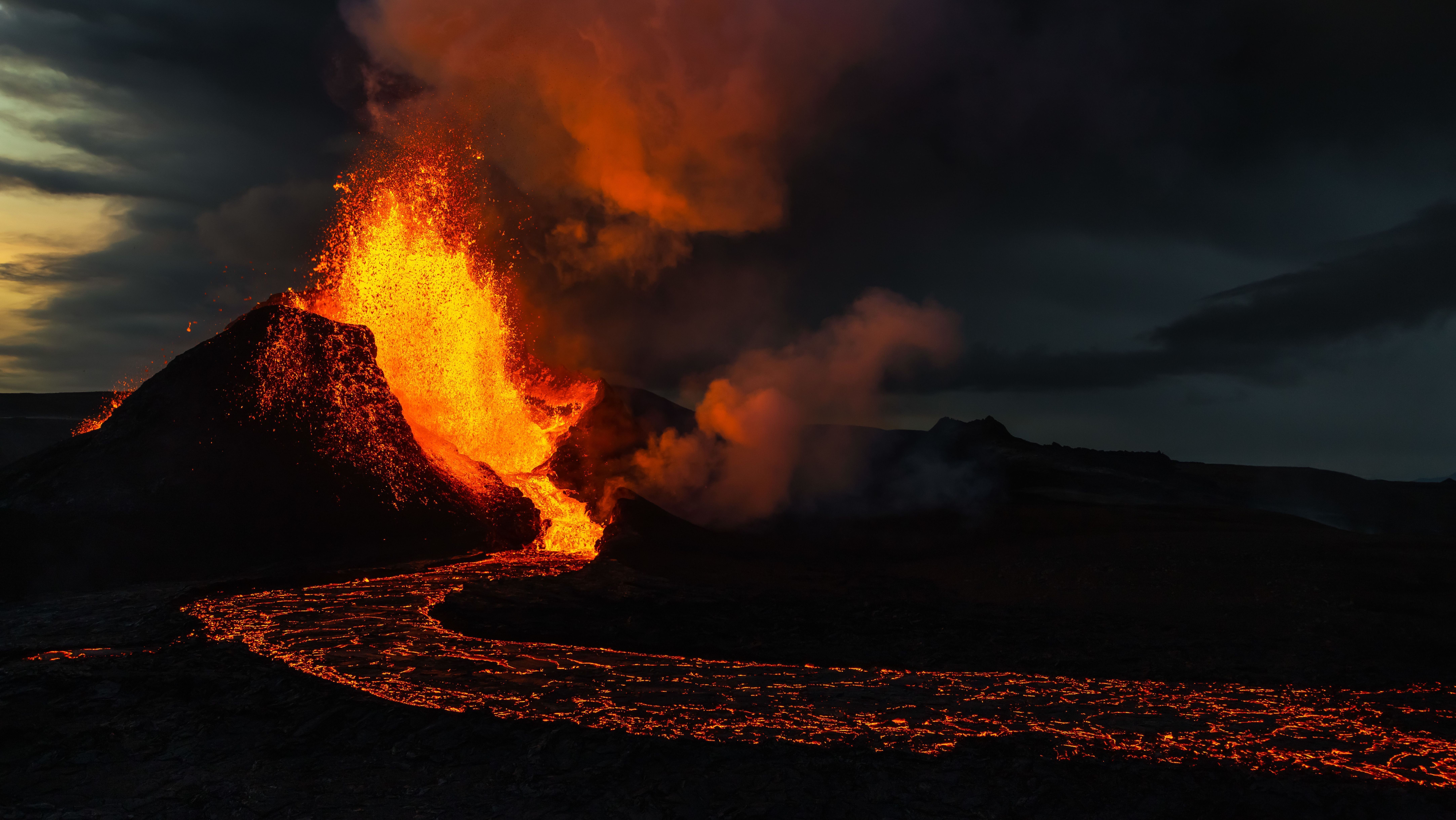 Vulcão Fagradalsfjall, na Islândia, em erupção