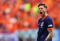 Holanda vence a Polônia de virada com gol de desafeto de Messi