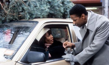 Denzel Washington relembra gravações com Whitney Houston: "Queria protegê-la"