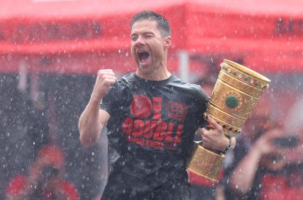 Xabi Alonso comemorando o título do Bayer Leverkusen na Copa da Alemanha