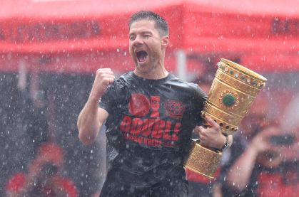 Xabi Alonso comemorando o título do Bayer Leverkusen na Copa da Alemanha