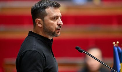 Zelensky compara Putin a Hitler em discurso no parlamento francês