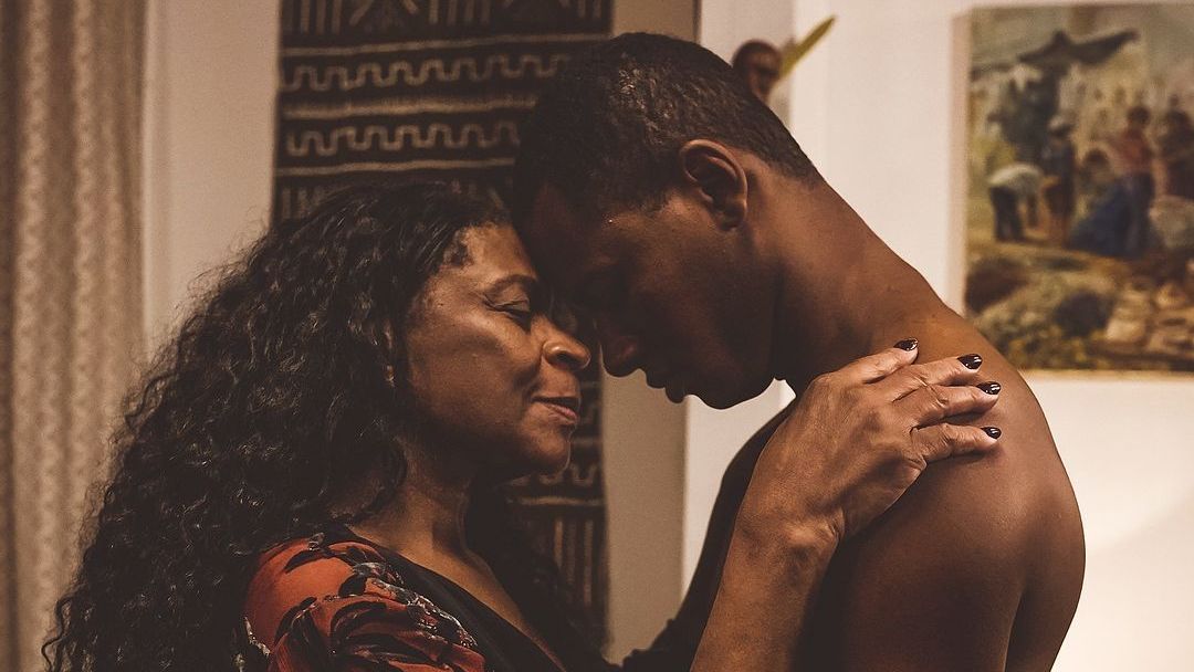 Zezé Motta protagonizou o curta-metragem "Deixa", de Mariana Jaspe, que dirigiu e roteirizou a série documental "Flordelis: : Questiona ou Adora”